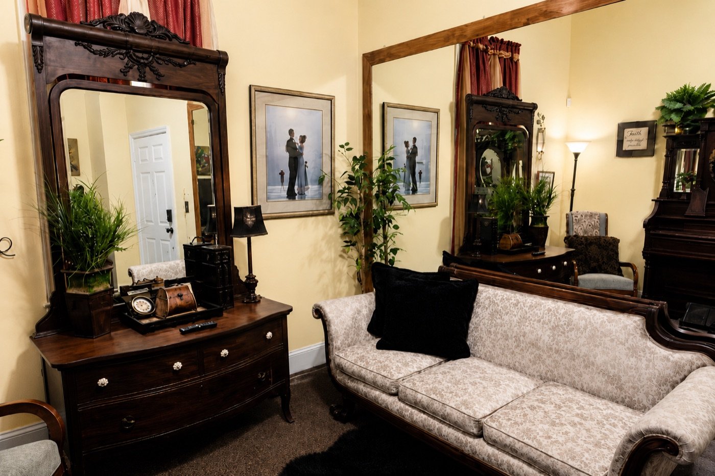 A welcoming parlor at Olde Town Inn
